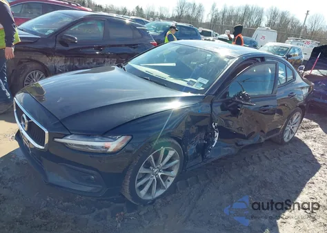 2021 Volvo S60 T6 Momentum z USA, uszkodzony, nr VIN 7JRA22TK4MG091392